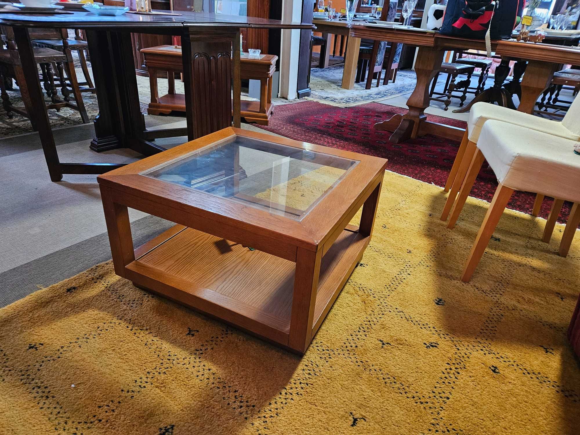 Mesa de centro quadrada em madeira com tampo em v