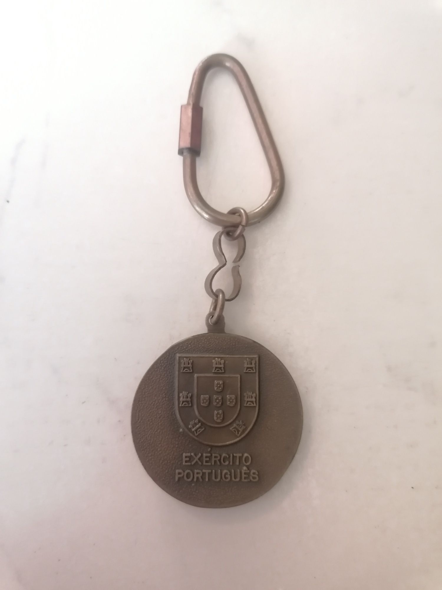 Porta chaves em metal do Exército Português