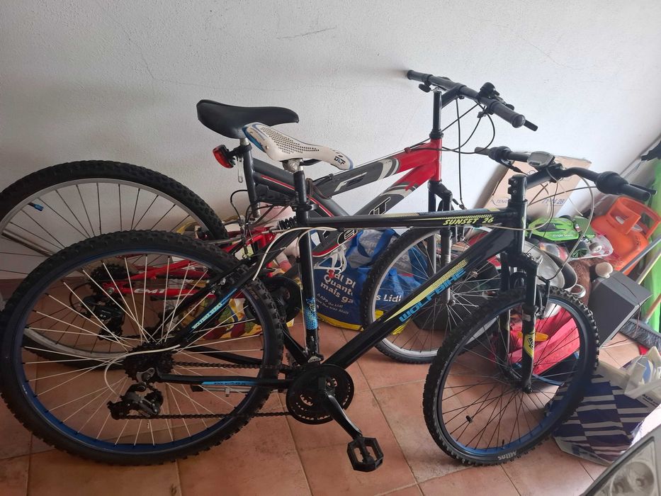 Bicicletas vermelhas e preta