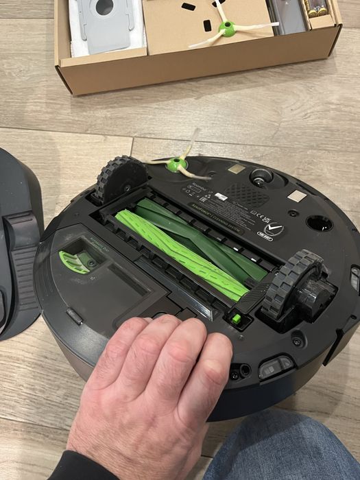 Robot sprzątający iRobot Roomba i7+ srebrny/szary