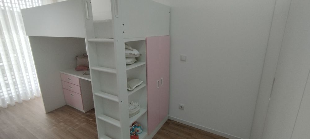 Cama de criança com roupeiro e gavetas