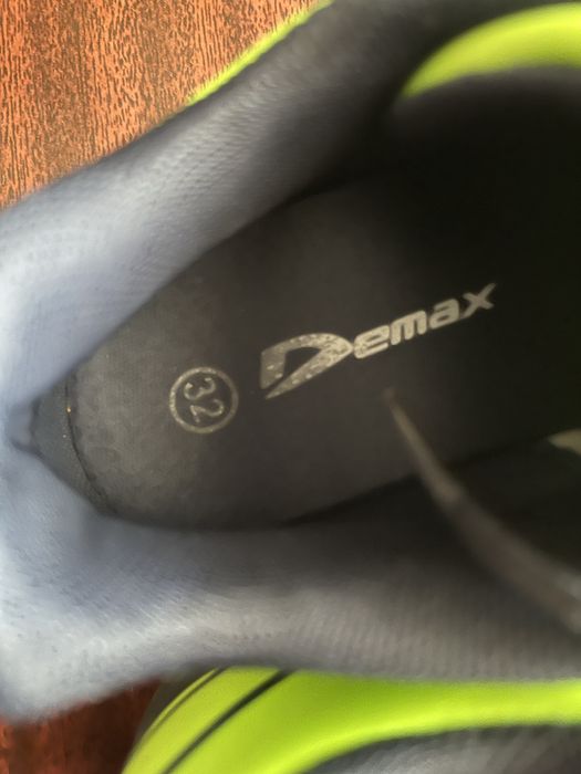 Продам кросівки футбольні 32 розмір