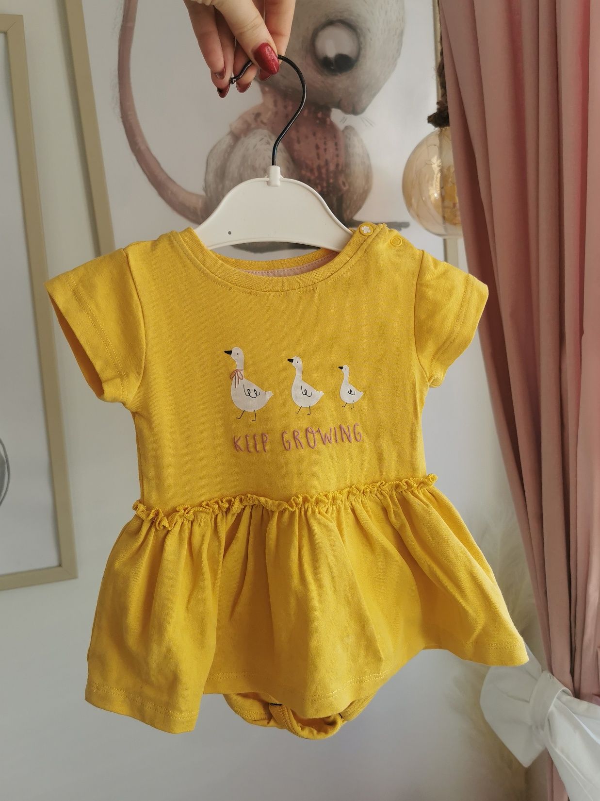 Sukienka dla dziewczynki z falbanką kaczki żółta sukienka rampers