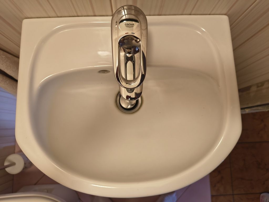 Szafka z umywalką i baterią do wc