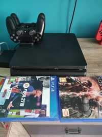 Ps 4 slim/2 pady/stacja ładująca pady/2gry jak nowa