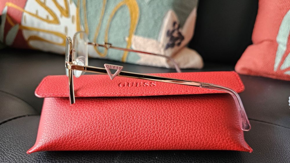 Óculos Guess dourados