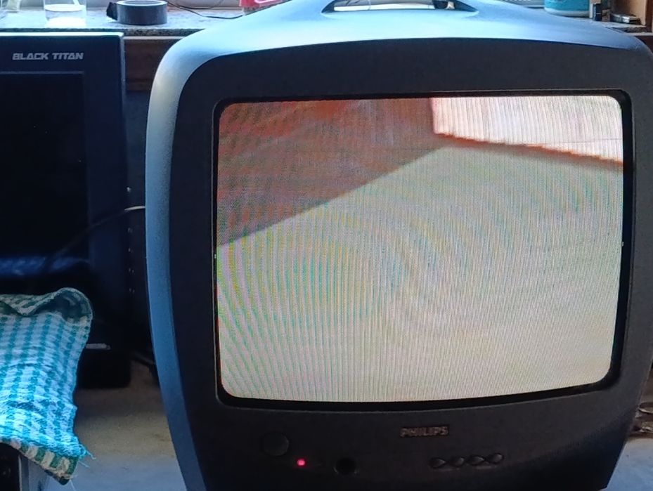 TV a cores  de 37 cm a funcionar bem.