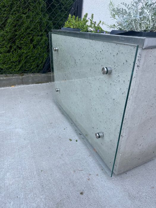 Donica z betonu architektonicznego ze szklem