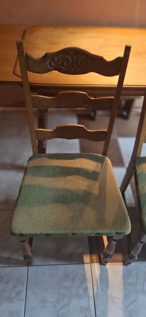 Sprzedam stół do renowacji – solidny i w dobrym stanie