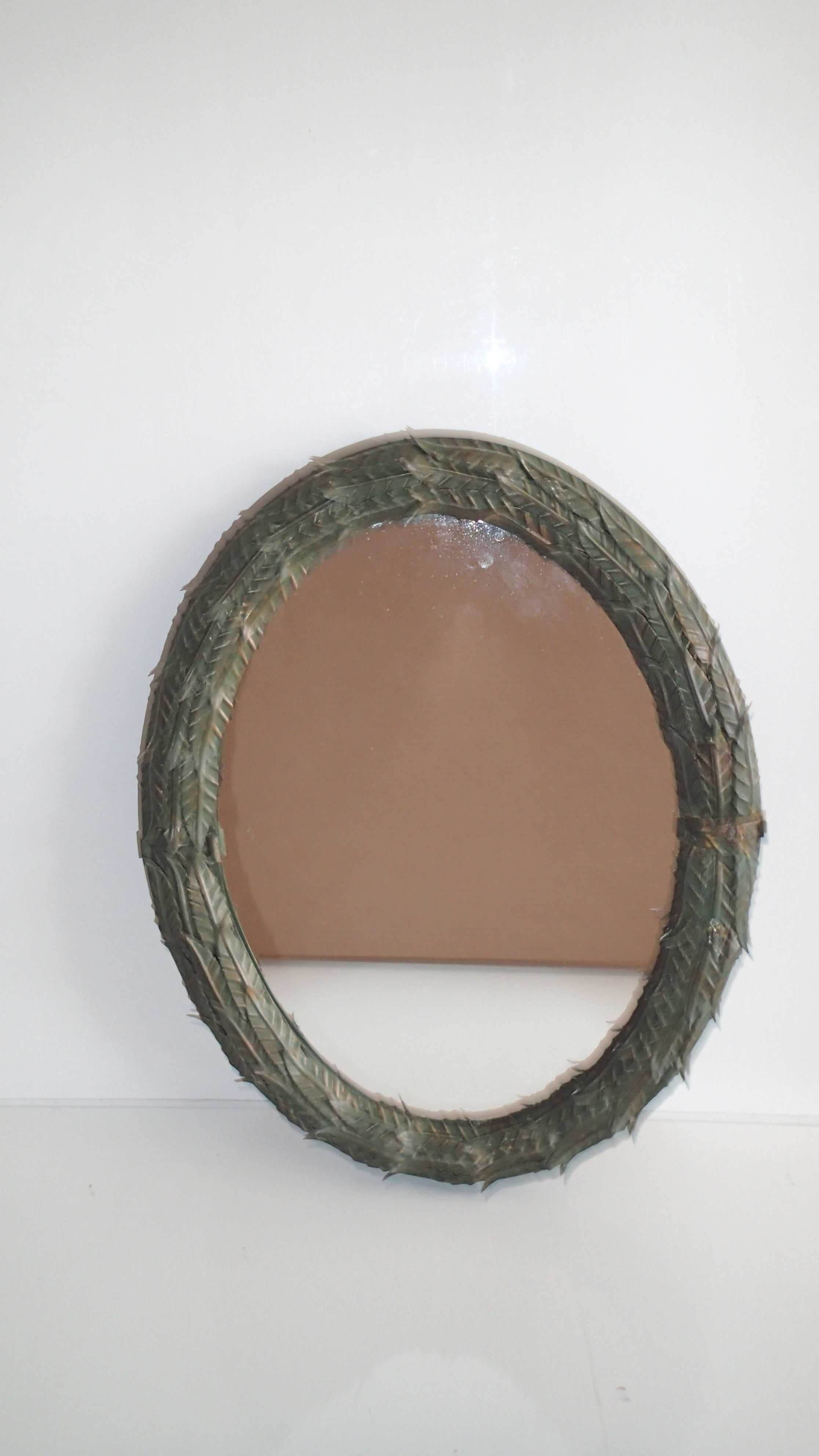 Espelho antigo em folha de metal