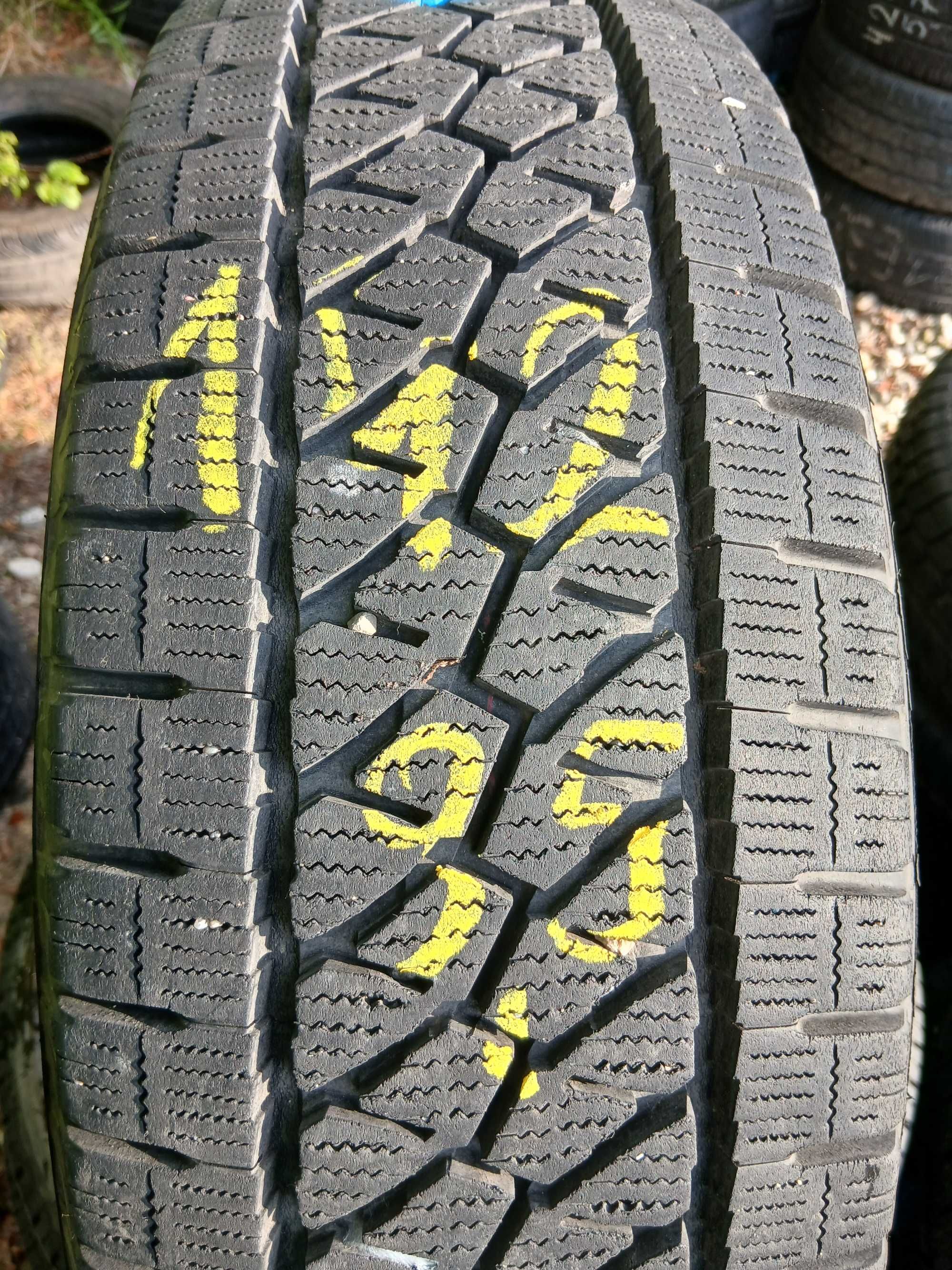 Opona używana 215/65R16C Bridgestone Blizzak W995 1szt.