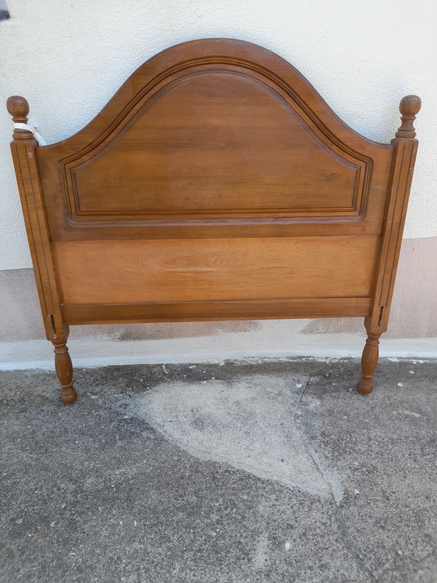 Cama de corpo e meio em madeira maciça.