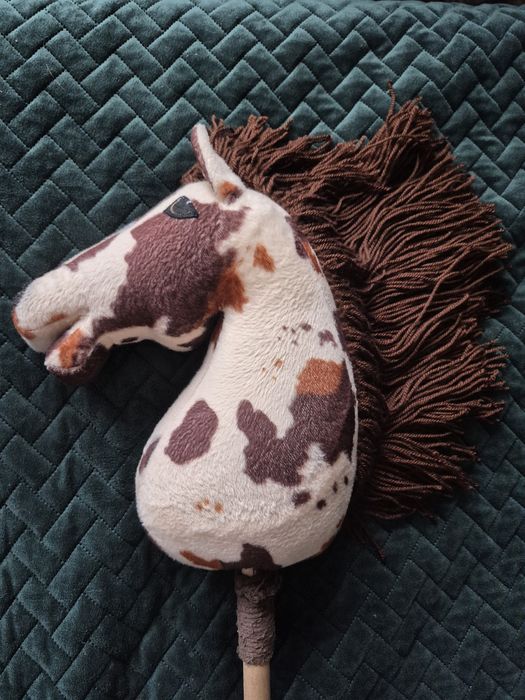 Hobby horse srokaty brązowy koń na kiju A4