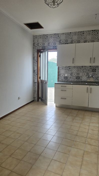 Arrenda-se casa T1 independente com pátio no Bonfim