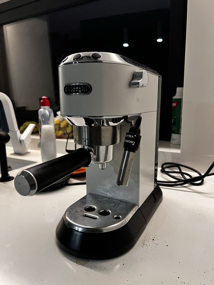 Maquina de café Delonghi dedica