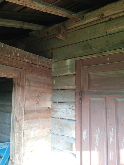 Дерев'яний будинок під розборку