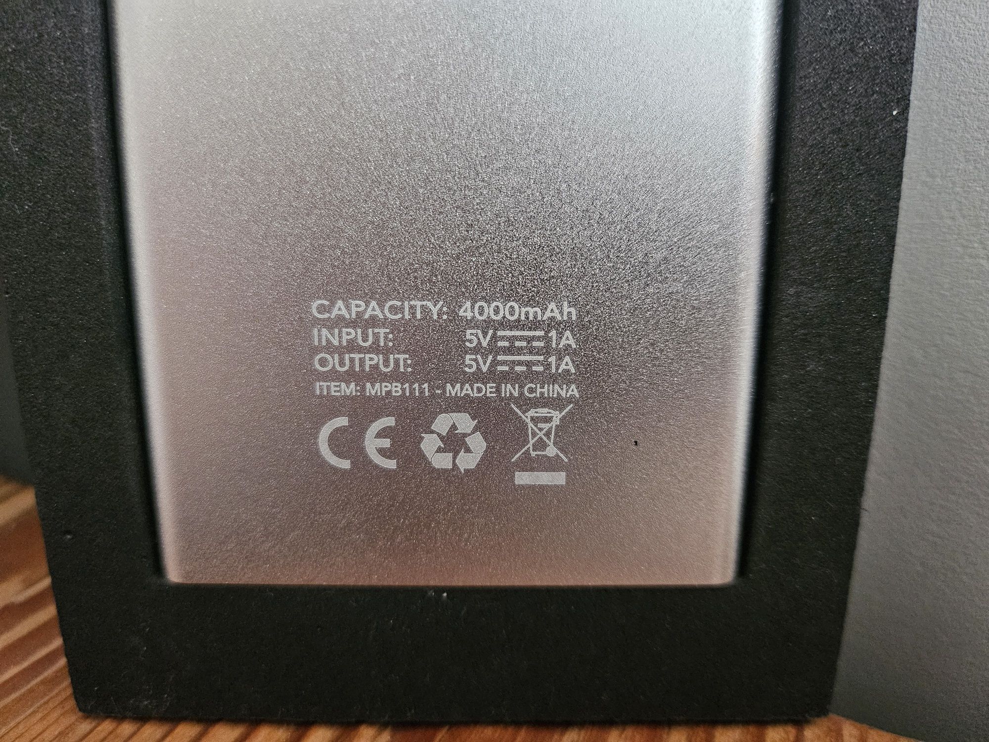 Powerbank 4000 mAh płaski od marki LIU JO.
