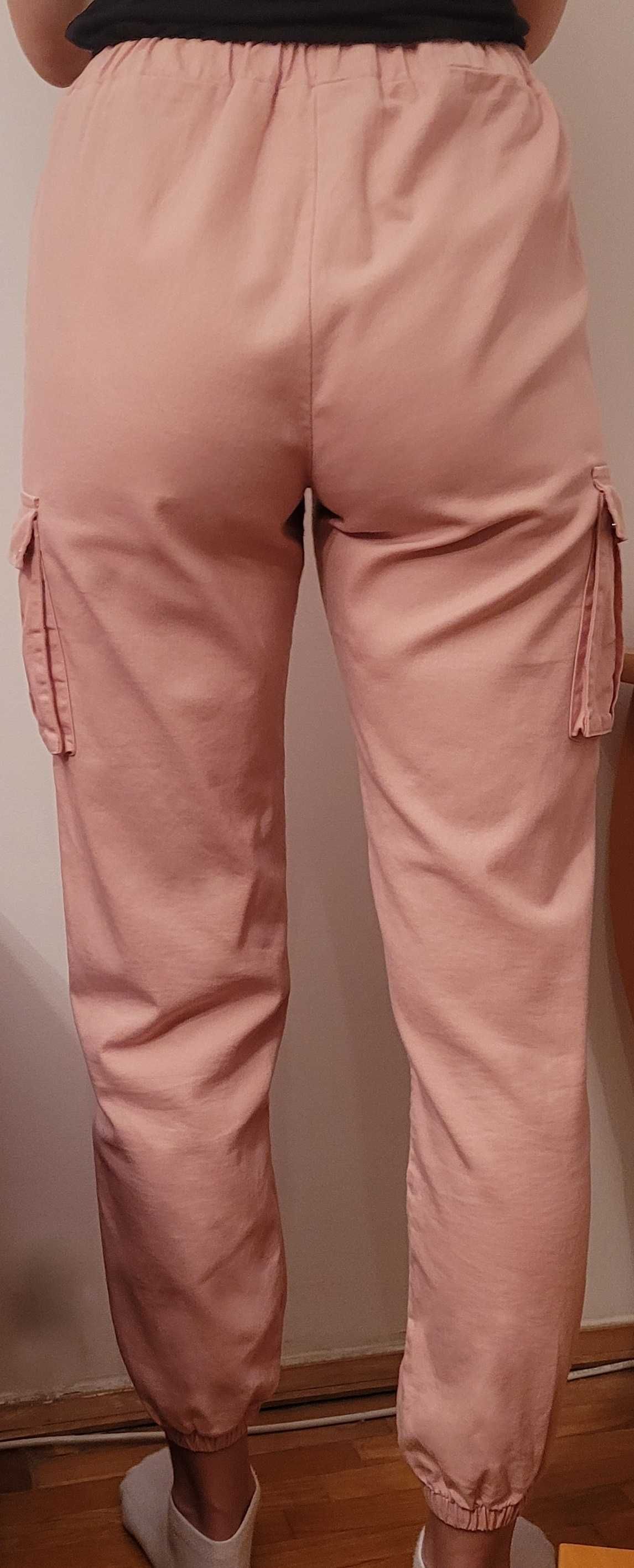 Pudrowo różowe spodnie cargo z kieszeniami S/36 Pretty Little Thing