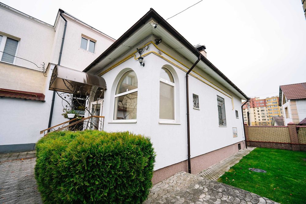 Простора дворівнева квартира в центрі!