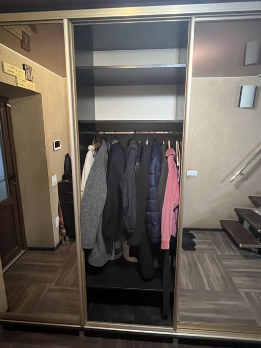 Шафа купе із зіркальними дверями