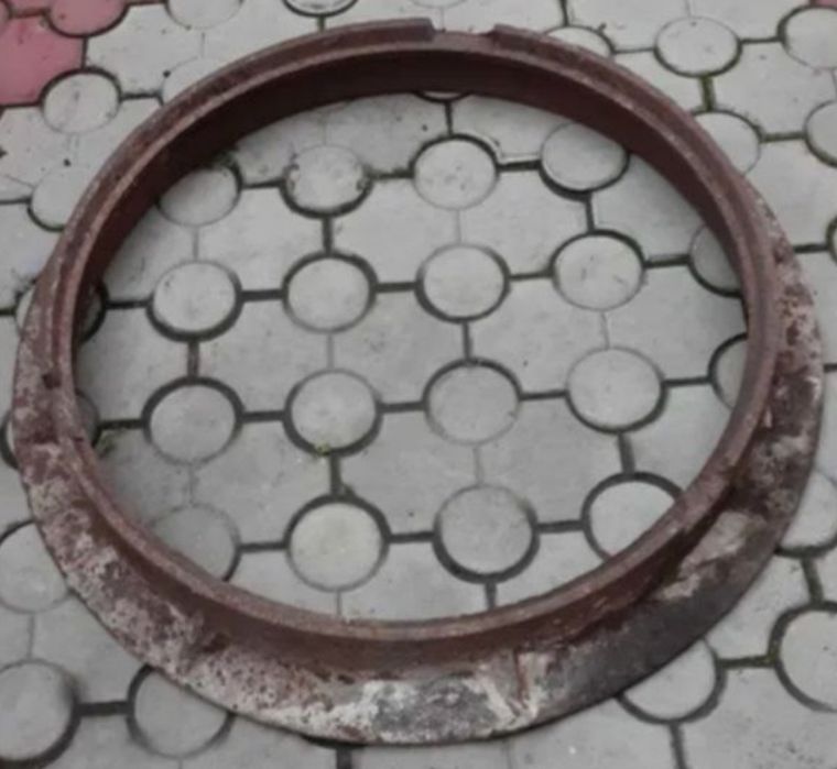 Металеві стовбчики, рельс, профтруба, каналізаційний люк .