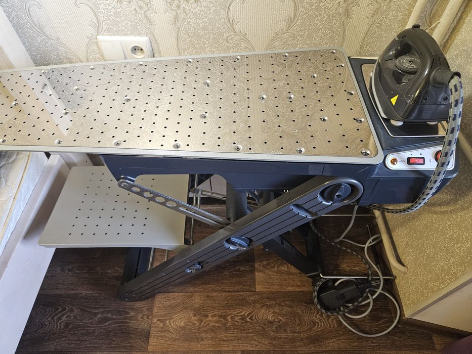 Парогениратор пароочиститель Италия с утюгом и гладильной доской