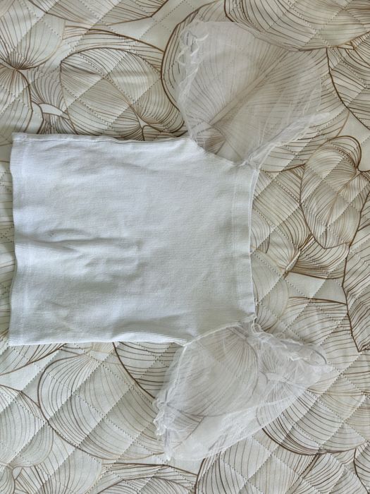 Top z przezroczystymi rękawkami