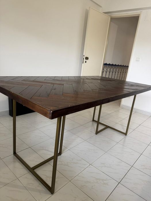 Mesa de jantar de madeira macissa