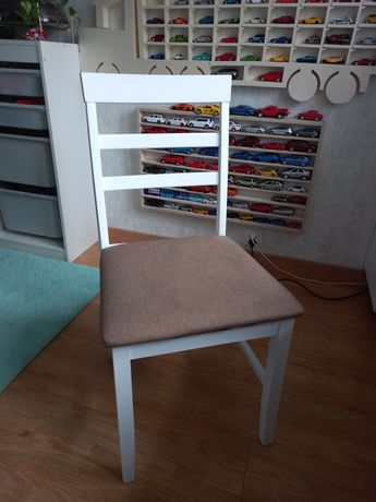 Krzesło drewniane białe z beżowym siedziskiem- cena za 2 szt