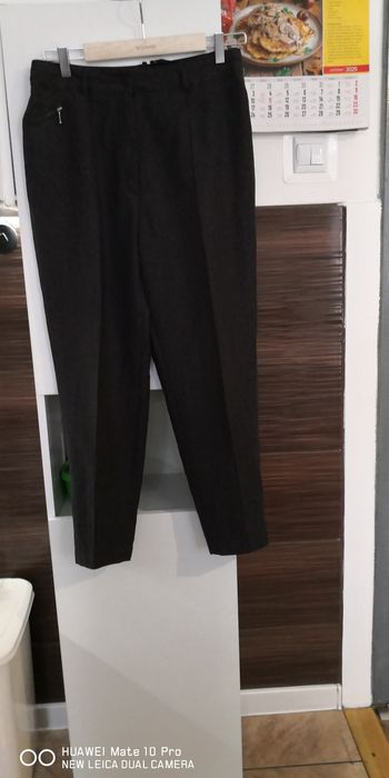 Spodnie ciemny szary.