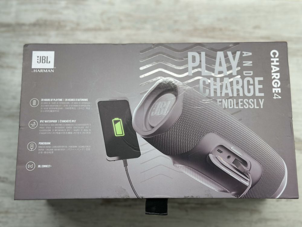 JBL Charge 4 сірого кольору