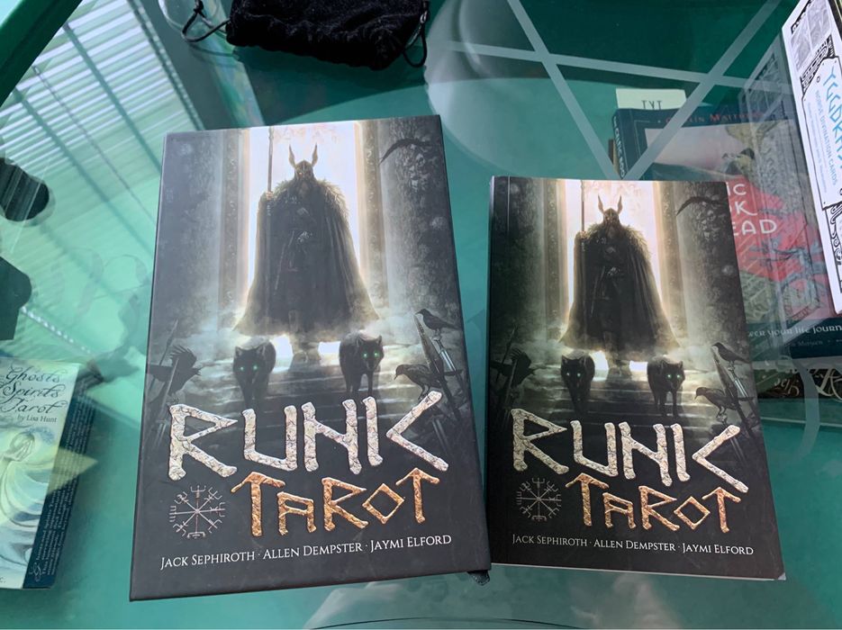 Руническое таро (подарчоный бокс) Ло скарабео