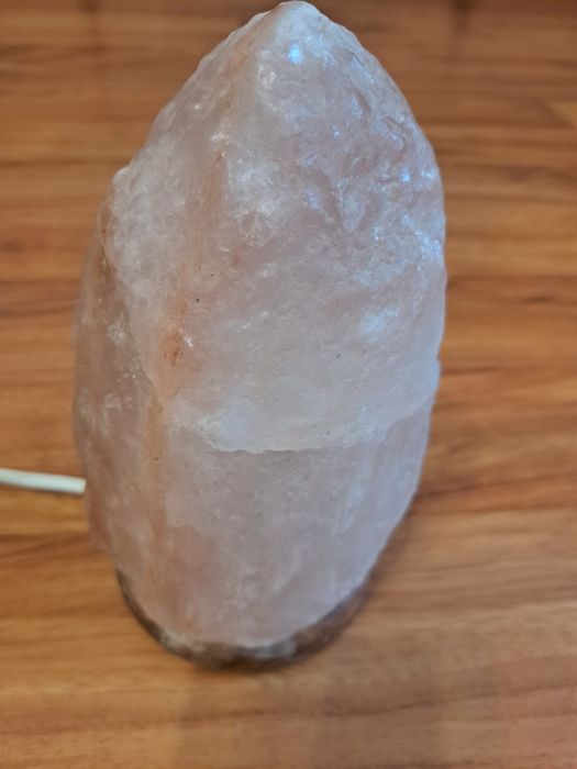 Lampa solna jonizuje powietrze