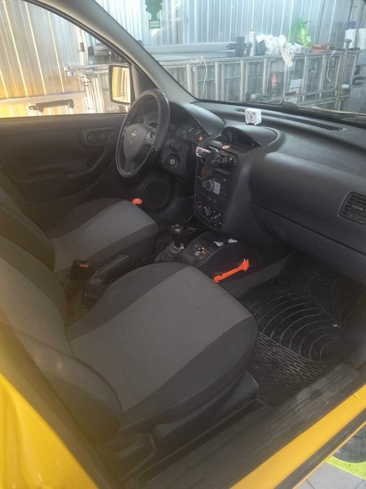 Samochód Opel Combo 2011 uszkodzony silnik