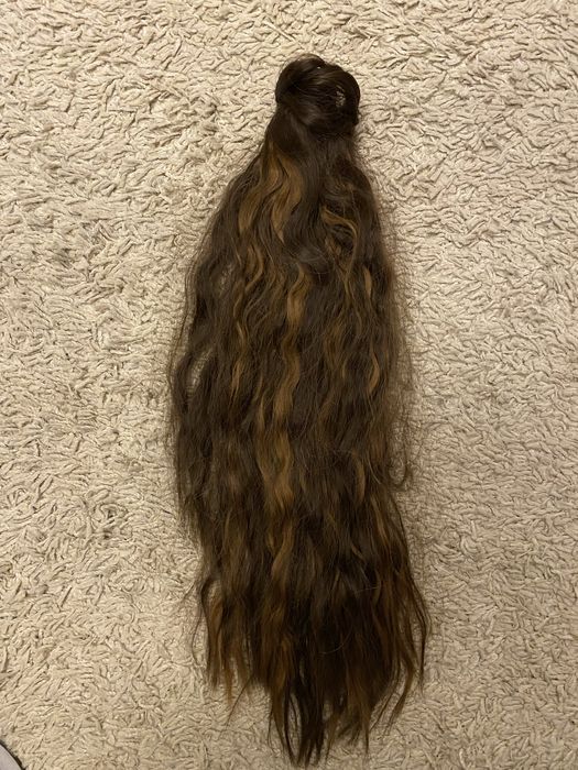 Kitka brąz pasemka fale 60 cm włosy syntetyczne doczepy.