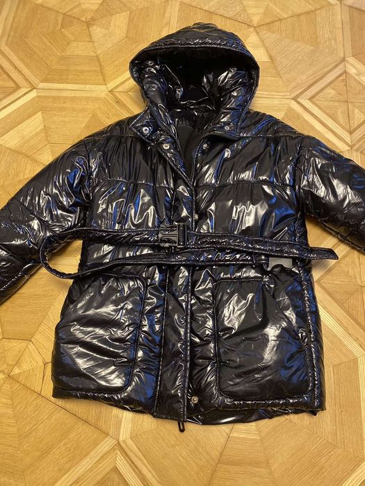 Стильная чёрная зимняя дутая куртка лак зимова курточка зима с поясом