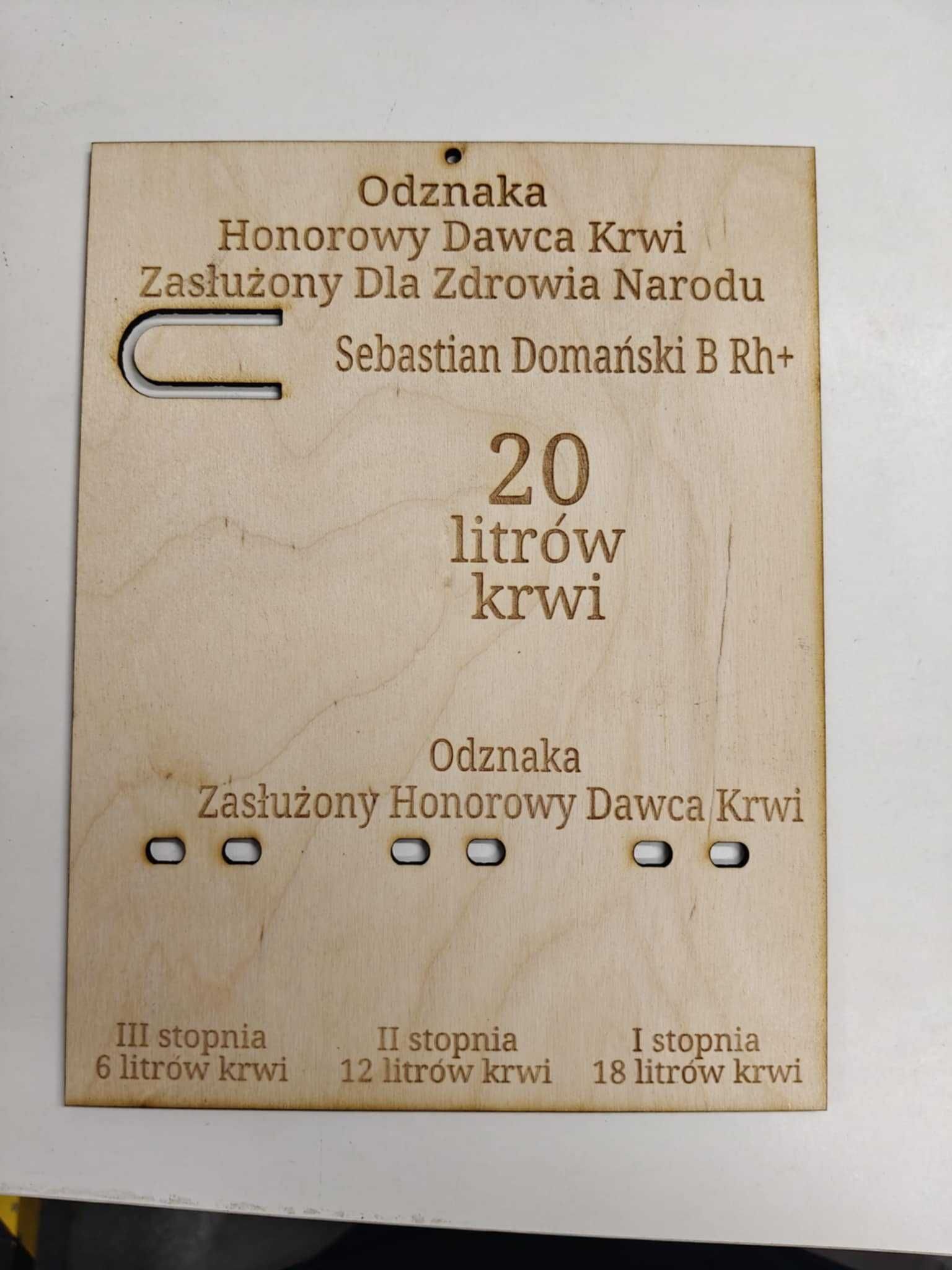 Personalizowany ekspozytor odznak HDK Honorowy Dawca Krwi ZDZN