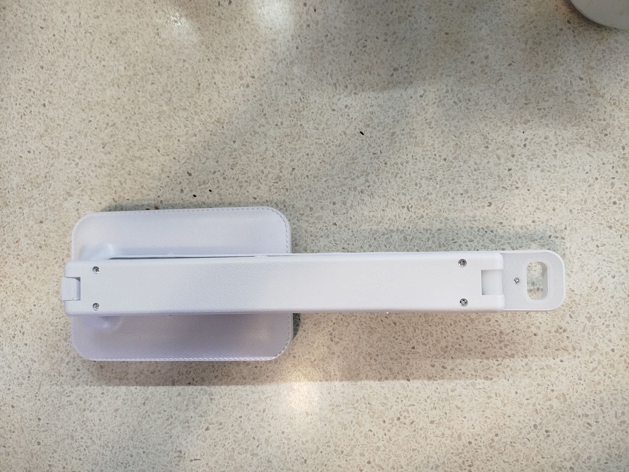 Продам настольную лампу LED новую.