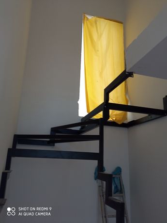 Konstrukcja metalowa schodów wewnętrznych producent