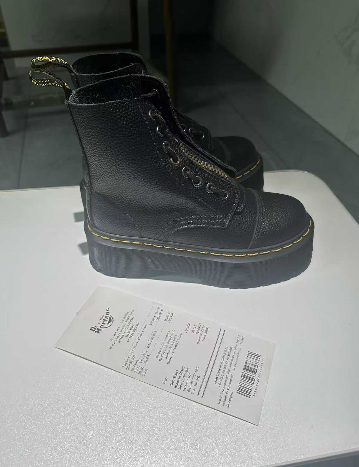 Dr. Martens-Black-R37