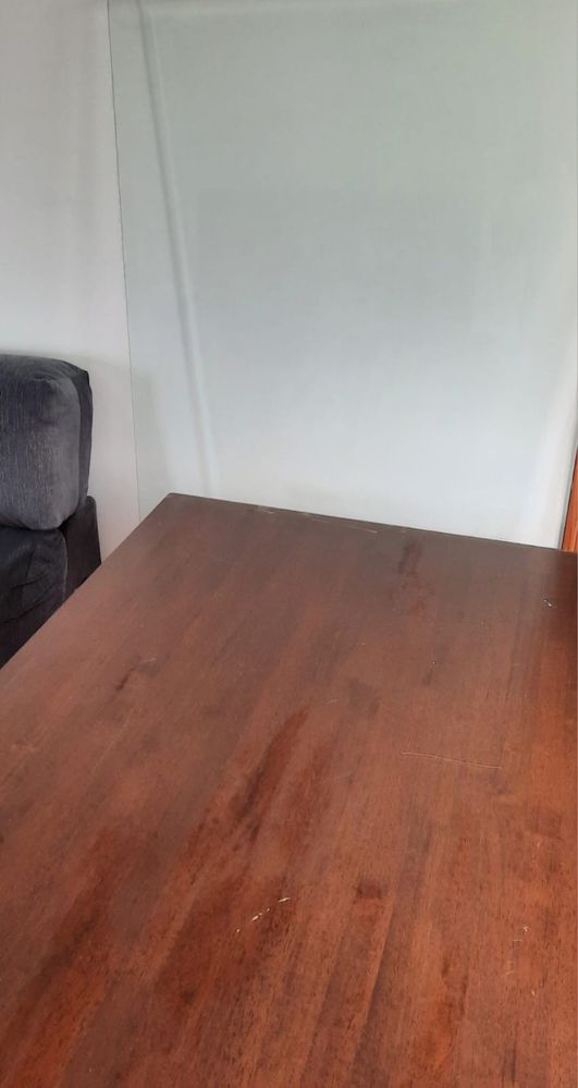 Mesa de madeira com vidro
