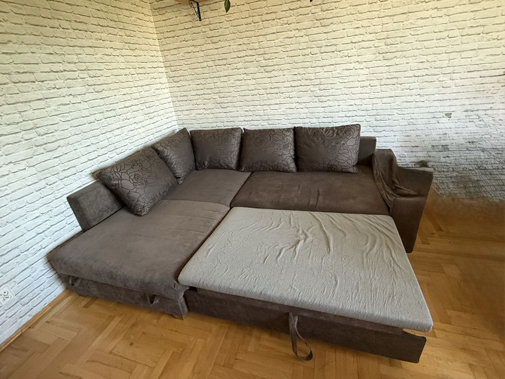 Sofa narożna z funkcją spania i dużym schowkiem na pościel