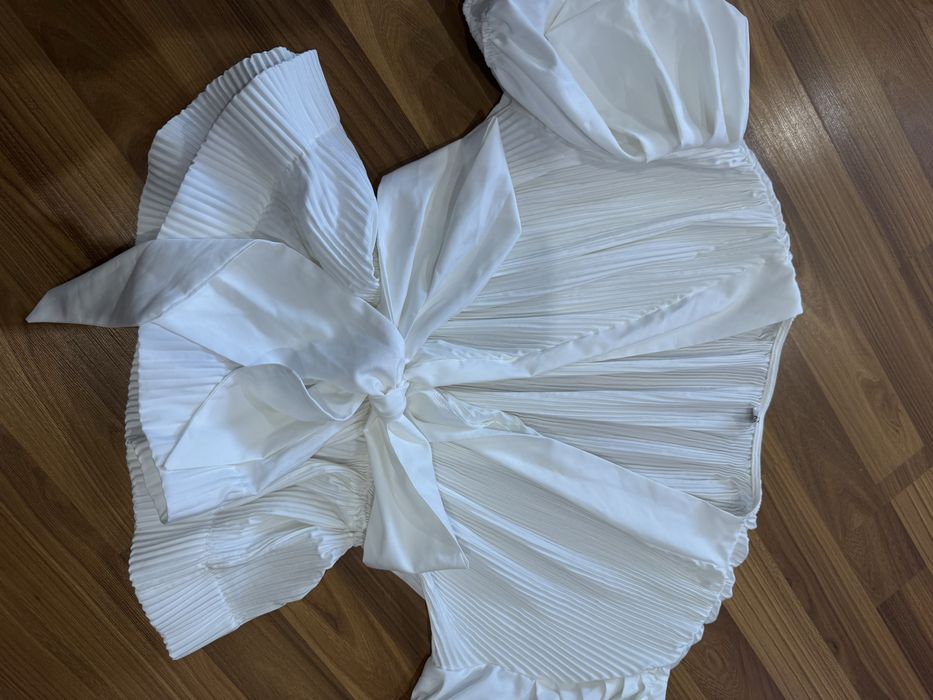 Нарядна блузка з воланом