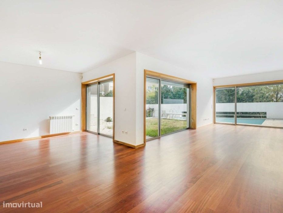 Moradia T4 com 3 frentes piscina e garagem, na Foz