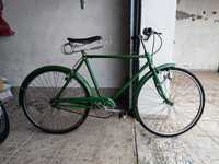 Bicicleta antiga sem toda restaurada