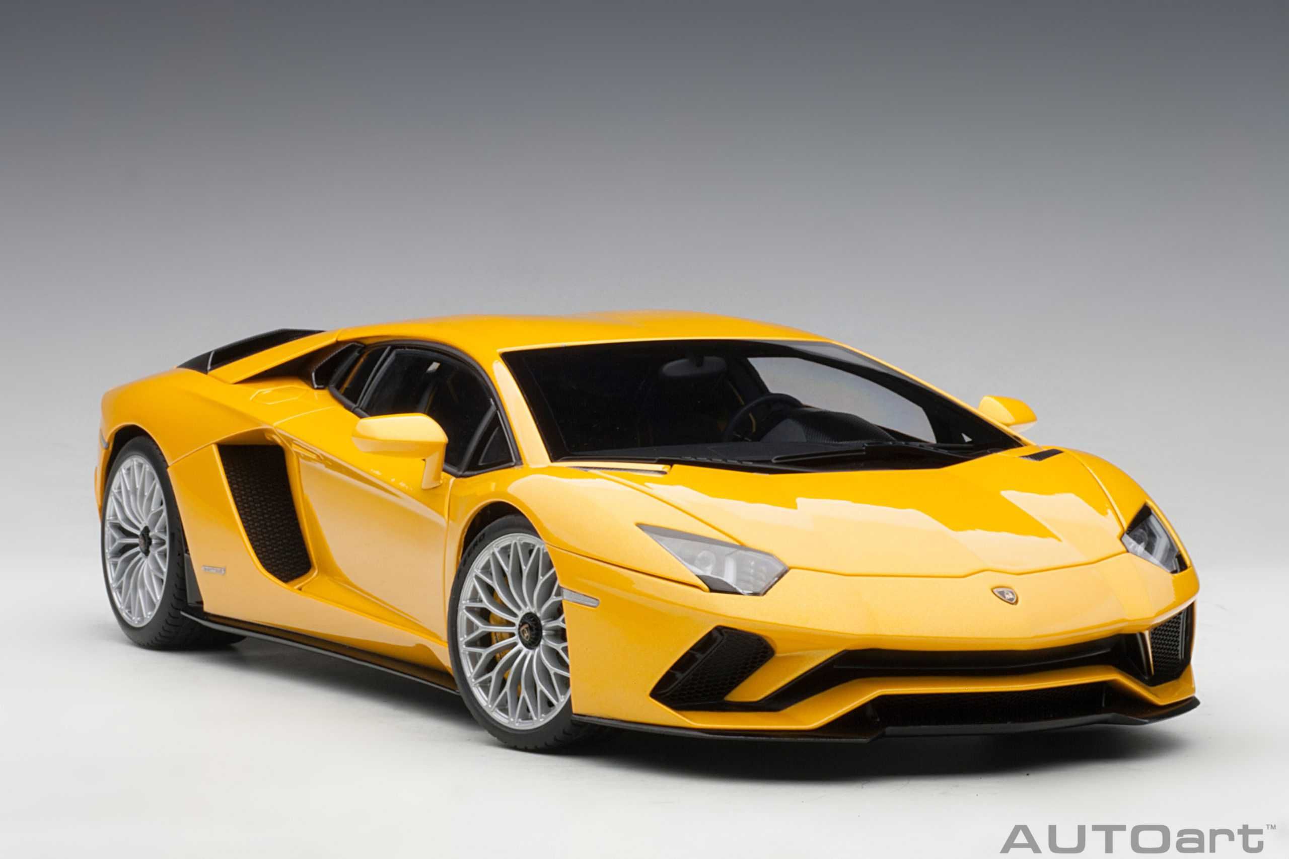 1:18 AUTOart Lamborghini Aventador S 2017 yellow