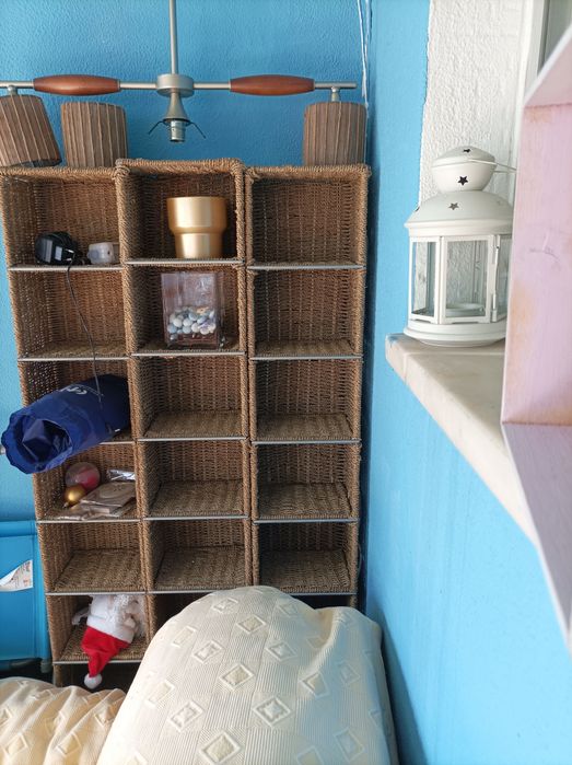 Três estantes estreitas mas altas em corda. Como novas.