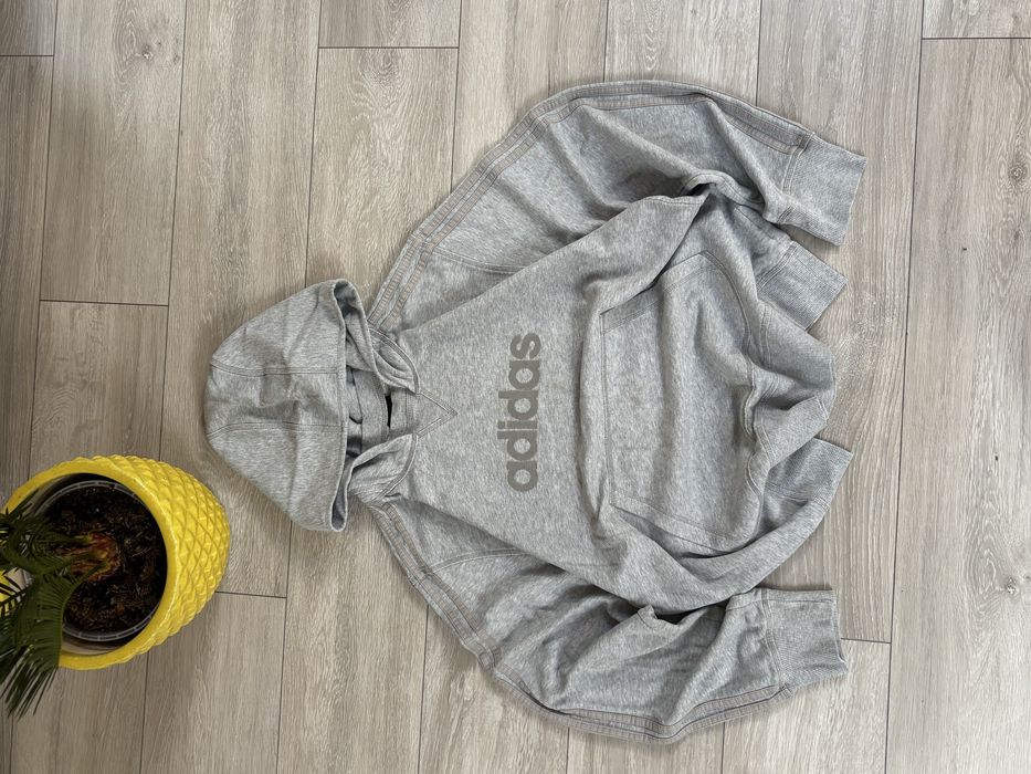 Szara bluza z kaptruem Adidas