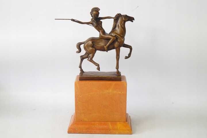ATAKUJĄCA KOBIETA na koniu  rzeźba z brązu FIGURA