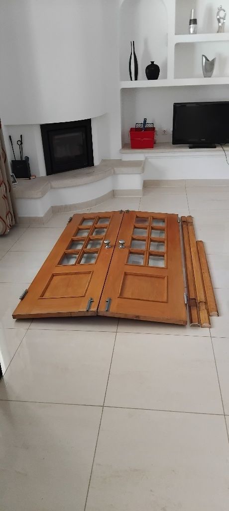 Portas de sala em madeira boa.